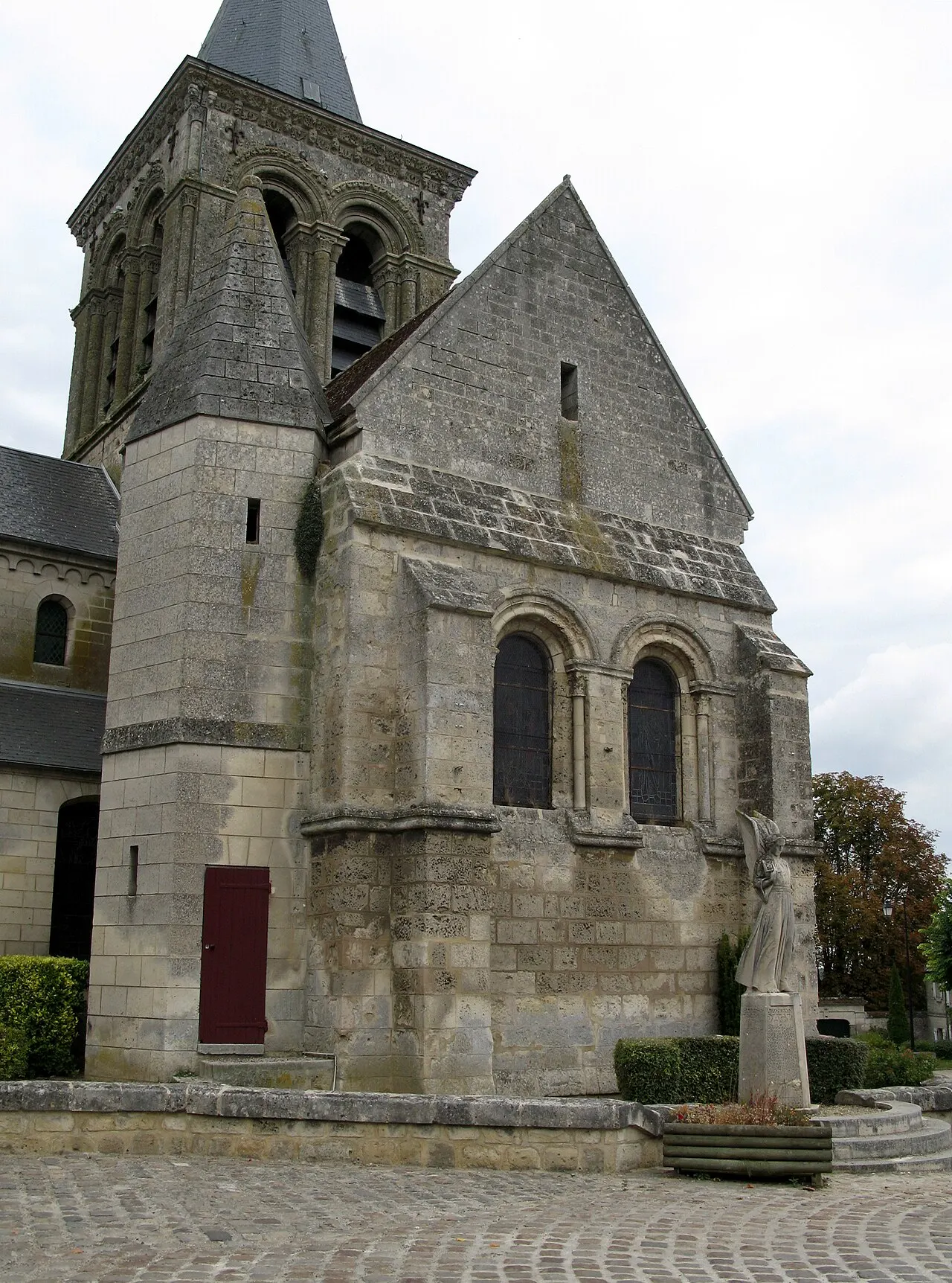 Acy (Aisne, France) - L'église et le monument-aux-morts. . .