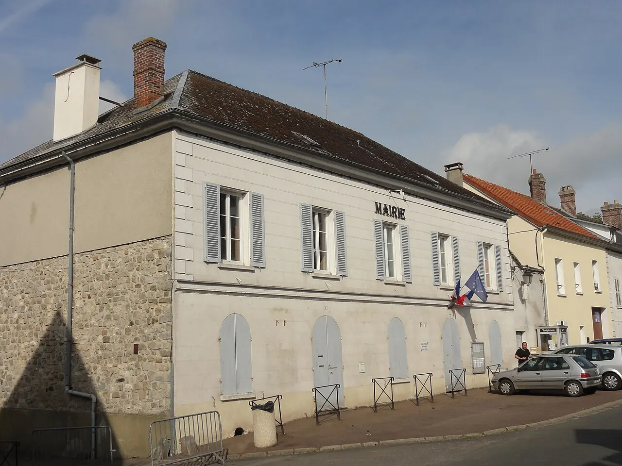 La mairie, rue de la Libération.