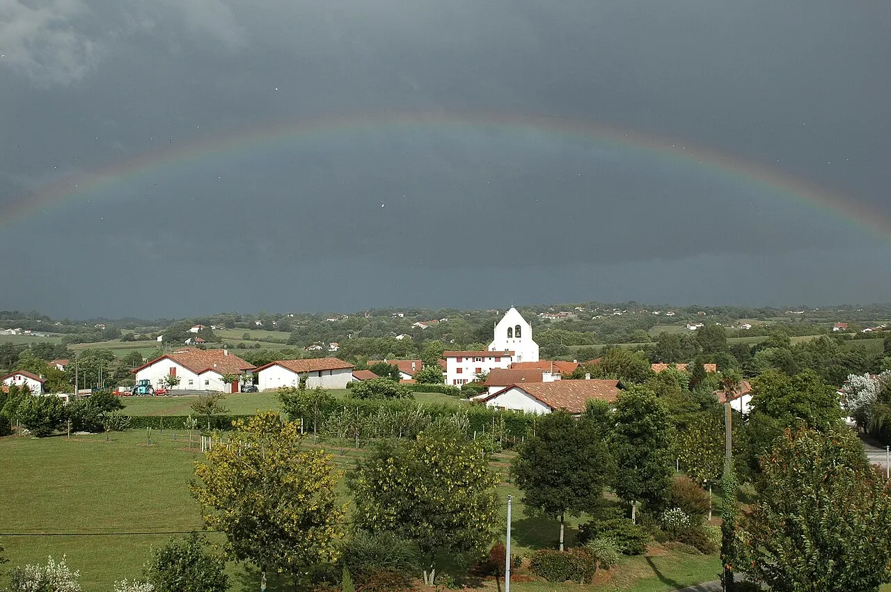 Ahetze, arc en ciel au-dessus de l'église. Photo prise le 17/08/06 par Harrieta171