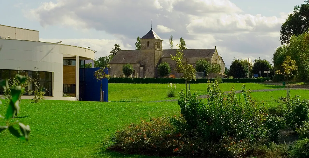 Ville d'Aiffres, l'espace Tartalin et l'église St Pierre.