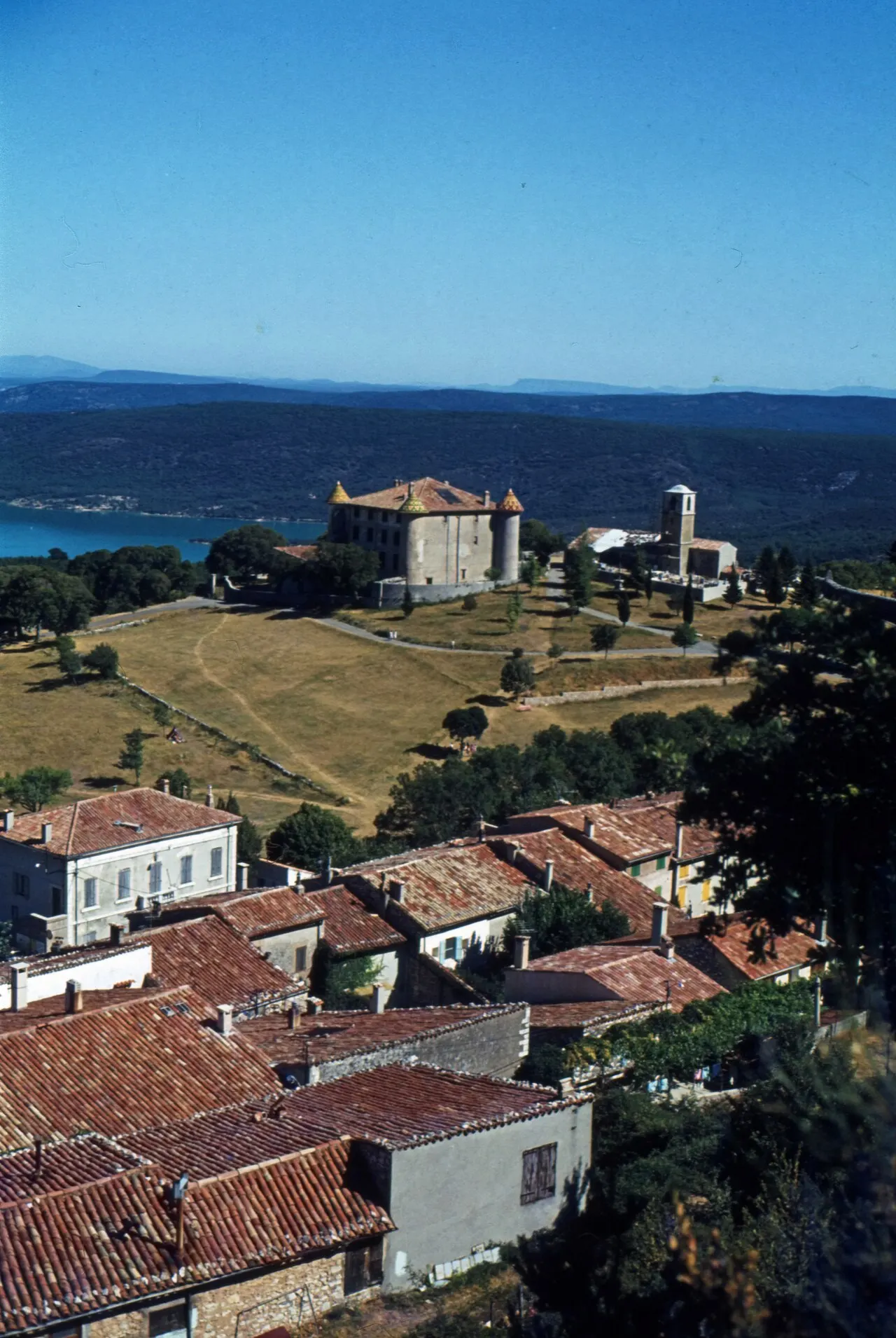 Château d'Aiguines in Aiguines am Stausee Lac de Sainte-Croix im Naturpark Verdon (Departement Var,Provence-Alpes-Côte d’Azur).