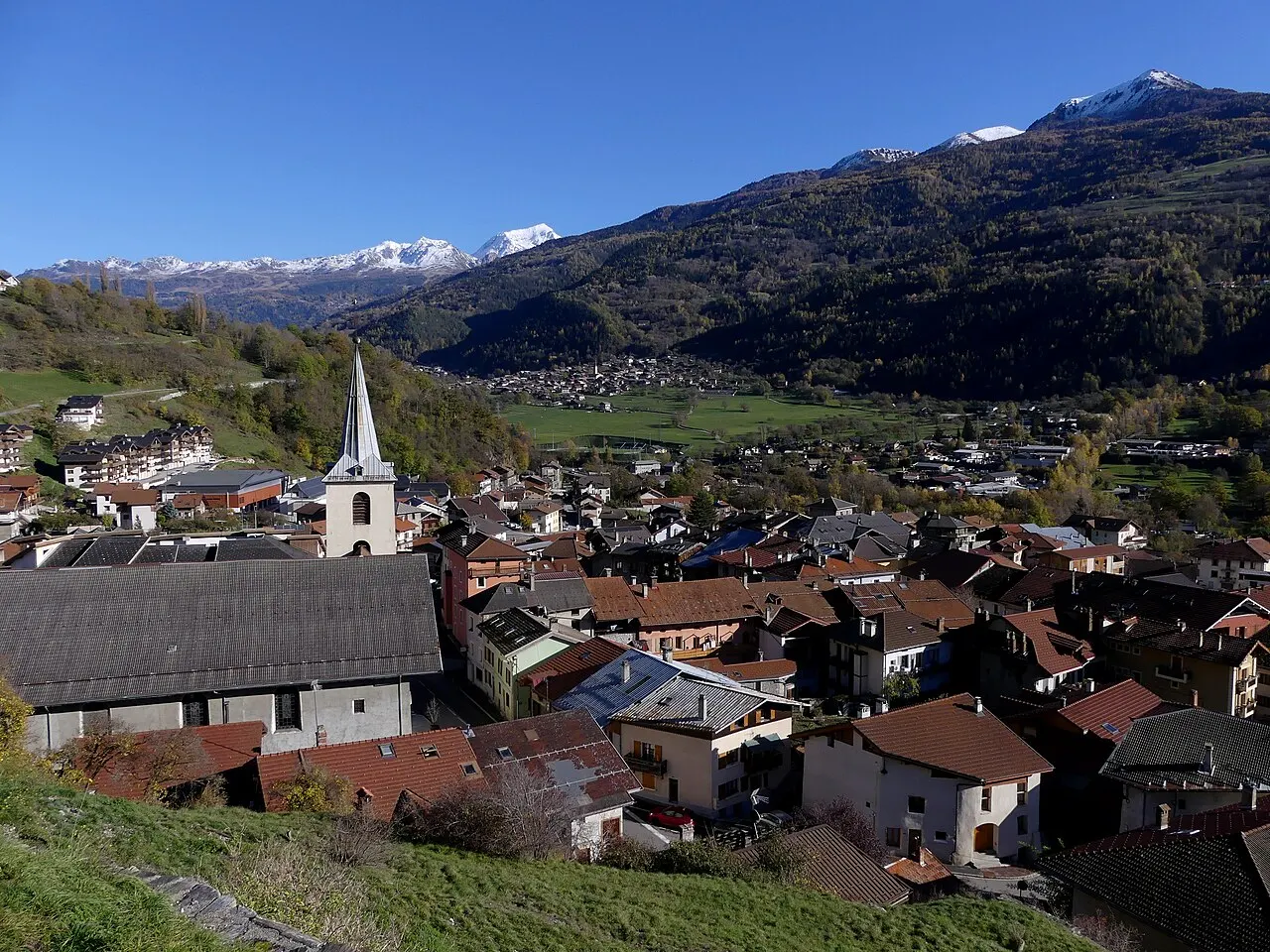 Vue, en automne depuis la chapelle Saint-Sigismond, du centre-ville d'Aime dans la vallée de la Tarentaise, en Savoie.