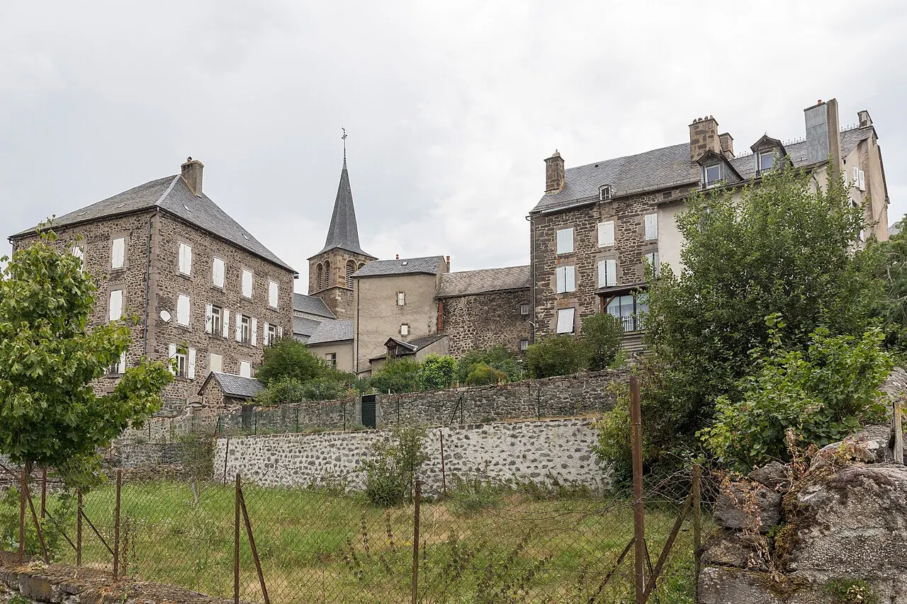 Vestiges des remparts d'Allanche.