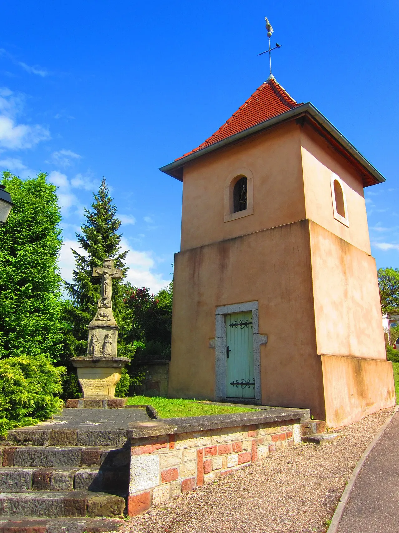 Alzing (Moselle, France) : L'église.