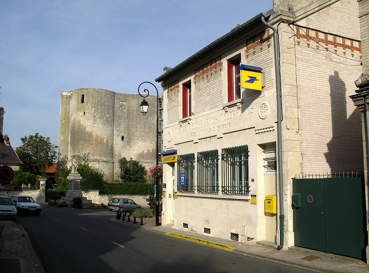Ambleny (Aisne, France) - Le donjon, le monument-aux-morts et la poste. . .
