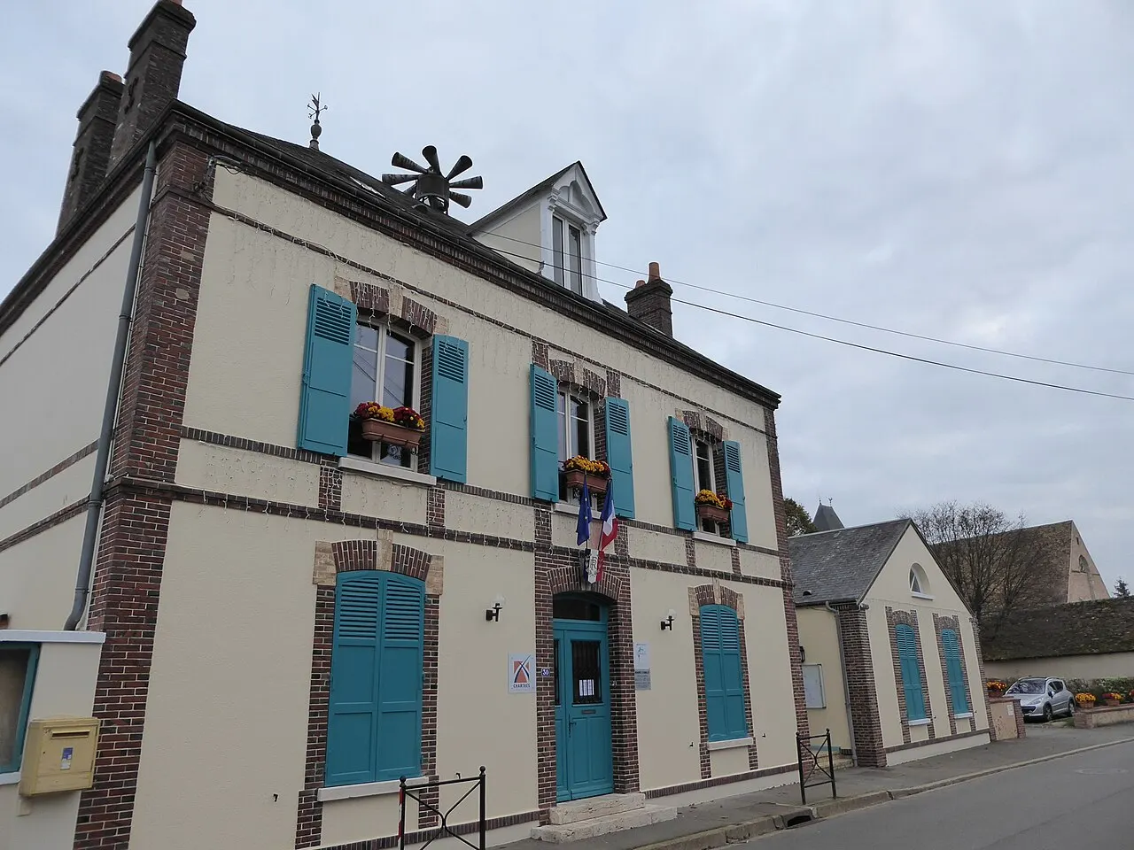 Mairie d'Amilly, Eure-et-Loir (France), l'église Saint-Pierre-et-Saint-Paul en arrière plan.