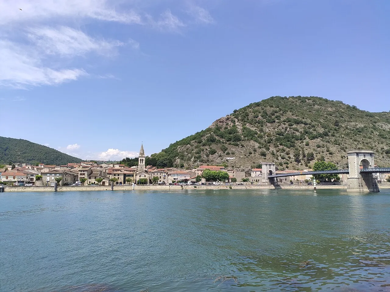 Vue d'Andance (rive droite du Rhône) depuis Andancette (rive gauche du Rhône)