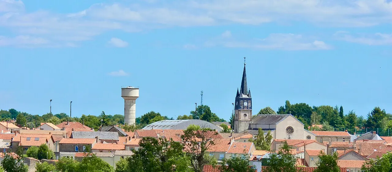 Andrezé (Maine-et-Loire, France) observée depuis l'Ouest (l'autre côté du Beuvron).