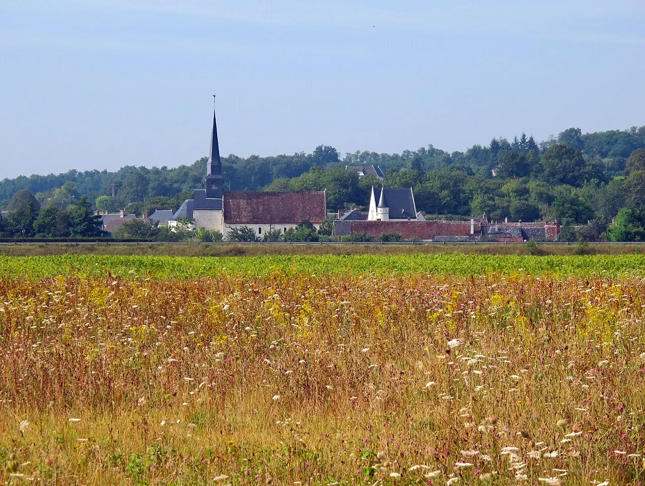Le clocher tout neuf du petit village d'Angé (Loir-et-Cher, France), dans la vallée du Cher. Une maison du XVIe siècle jouxte l'église.