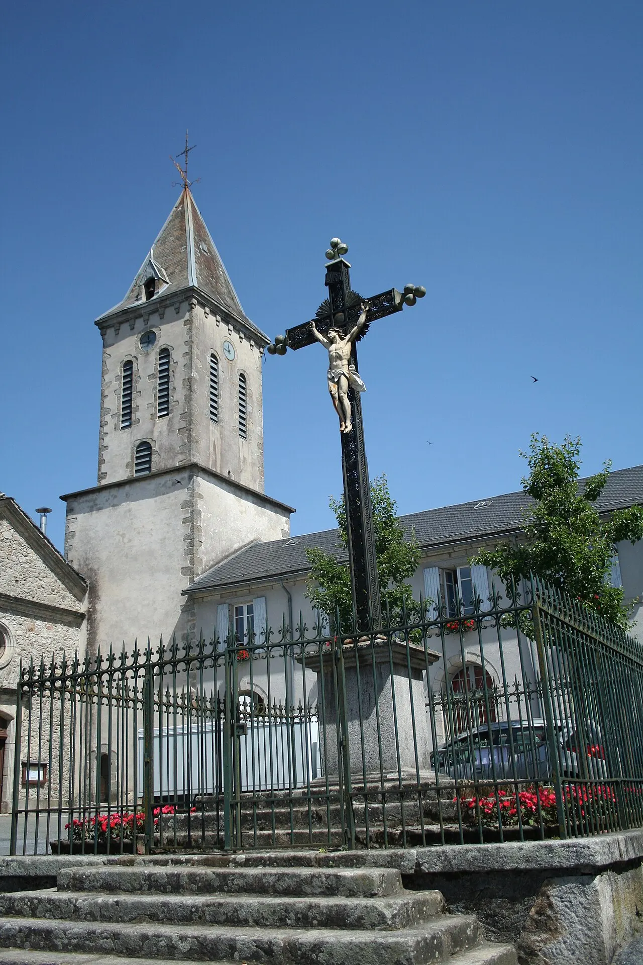 Anglès (Tarn) - église Notre-Dame-de-l'Assomption et croix.