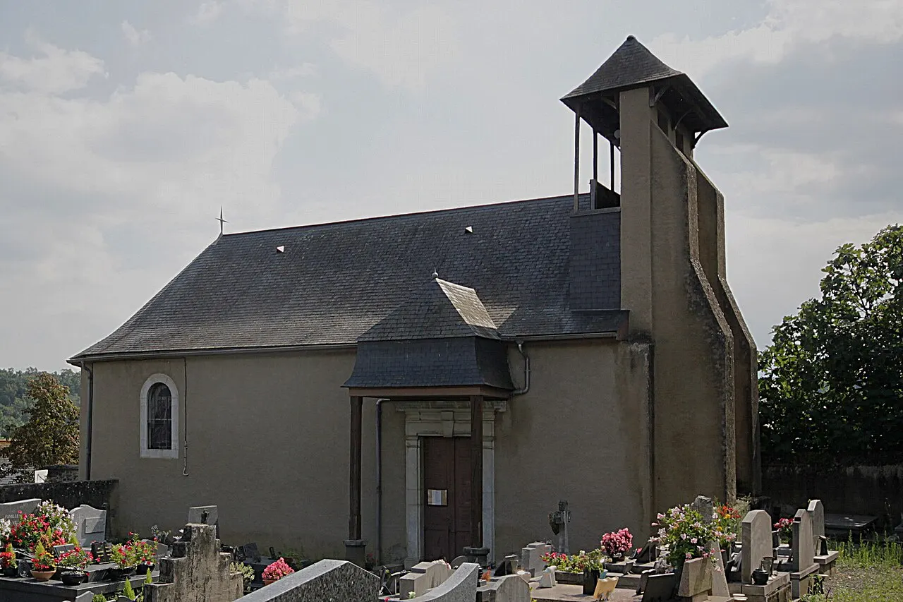 L'église d'Angos dans les Hautes-Pyrénées, France et son clocher-mur.
