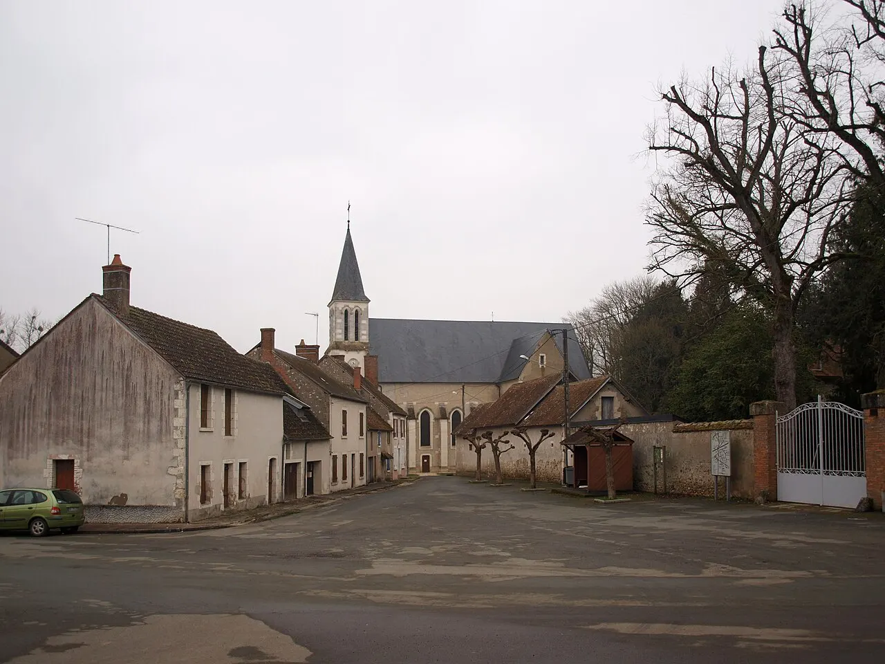 Annay (Nièvre, France) , une rue avec vue de l'église