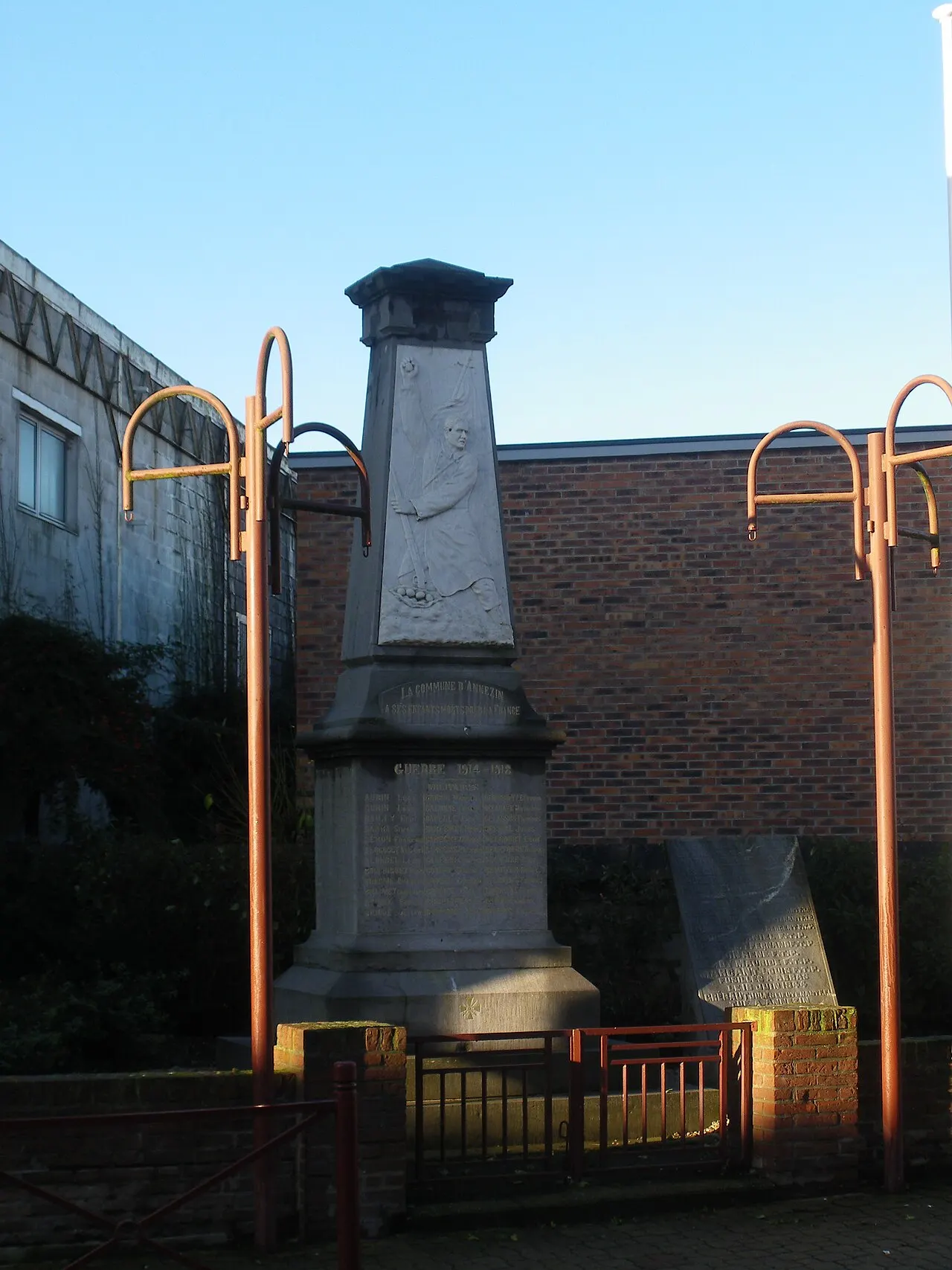Vue du monument aux morts d'Annezin.