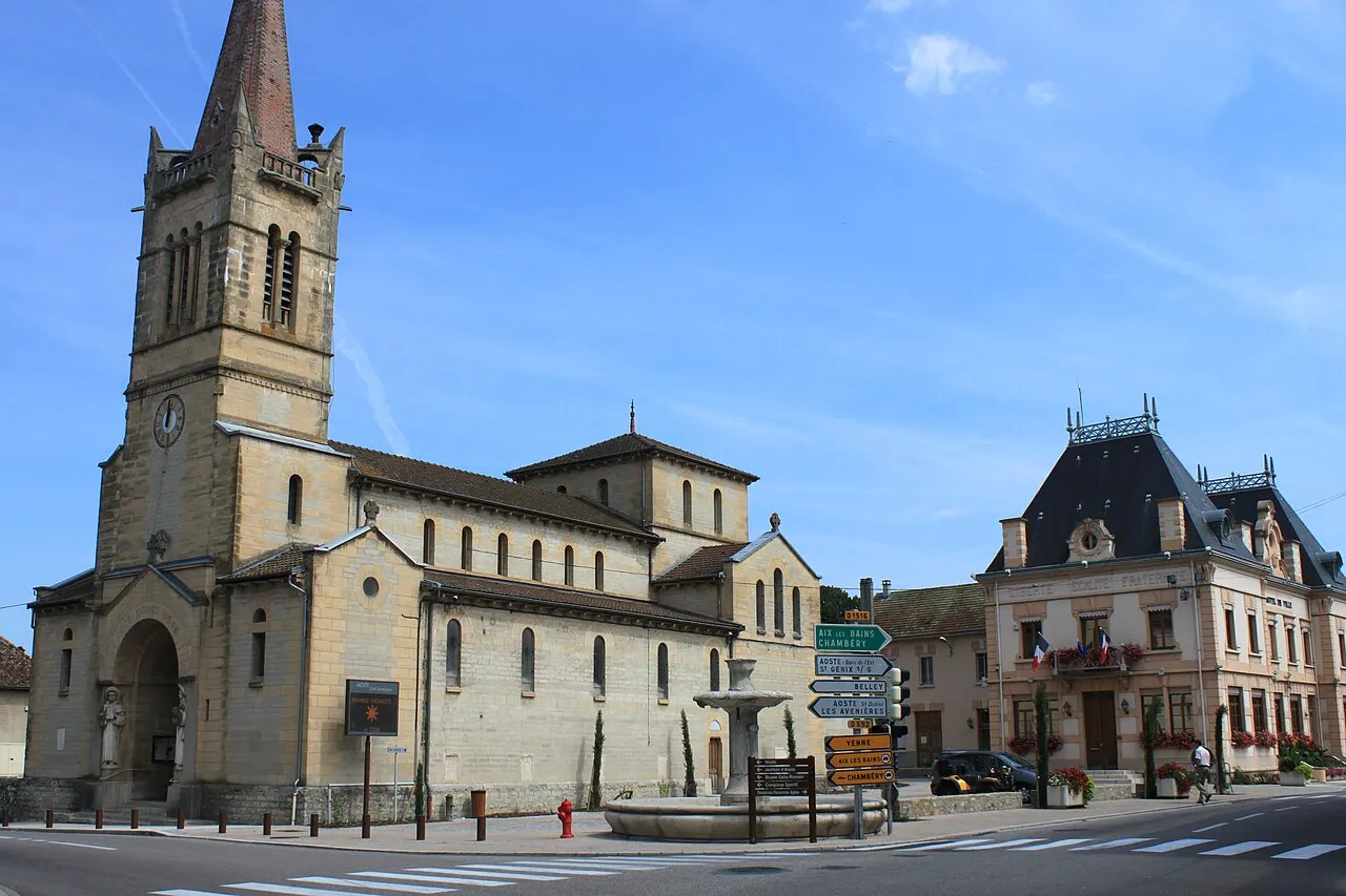 L'église et la mairie d'Aoste (Isère)
