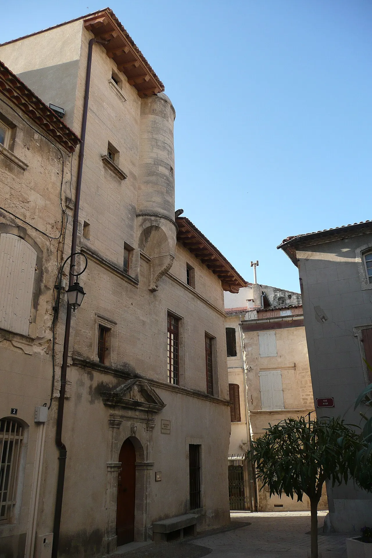 Ancien hôtel de ville 13 à 17 ème siècle en Aramon.