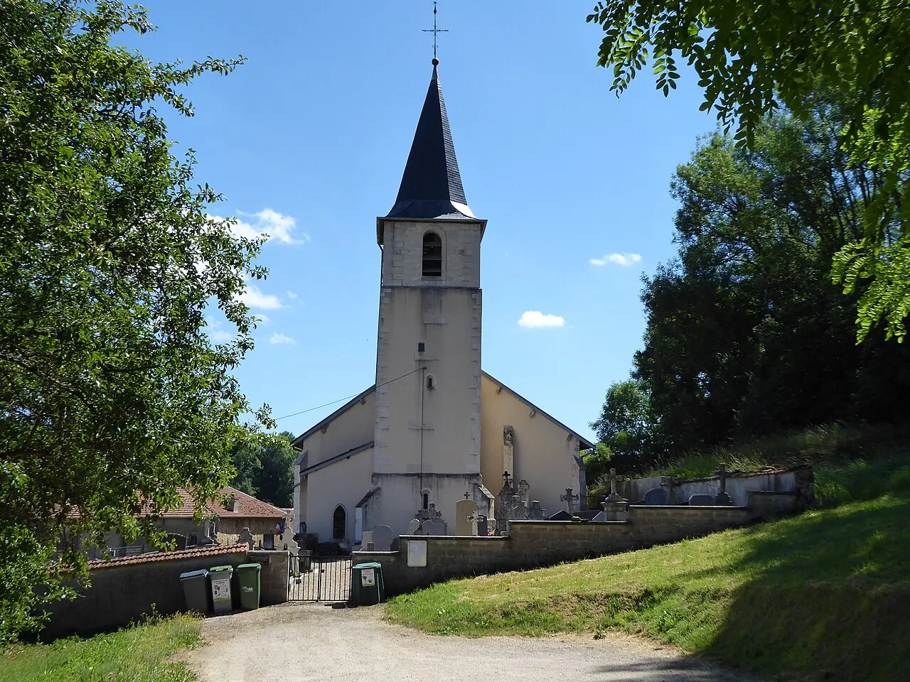 Église Saint-Sulpice vue en arrivant à Aroffe depuis le nord sur la route départementale 29.