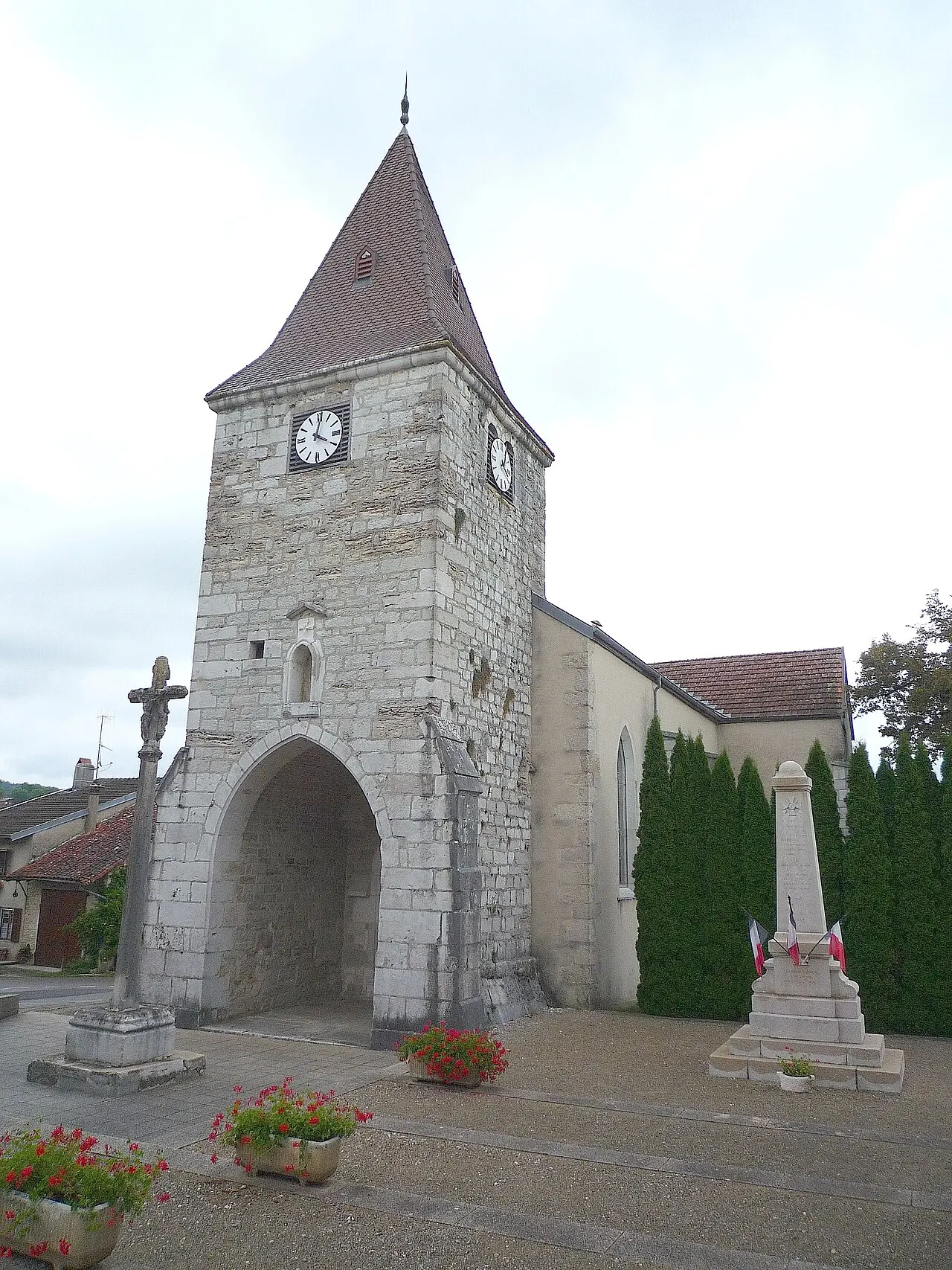 L'Eglise d'Aromas (Jura) et la croix monumentale du XVème siècle, classée monument historique depuis 1906. Aromas, Jura, France. Septembre…