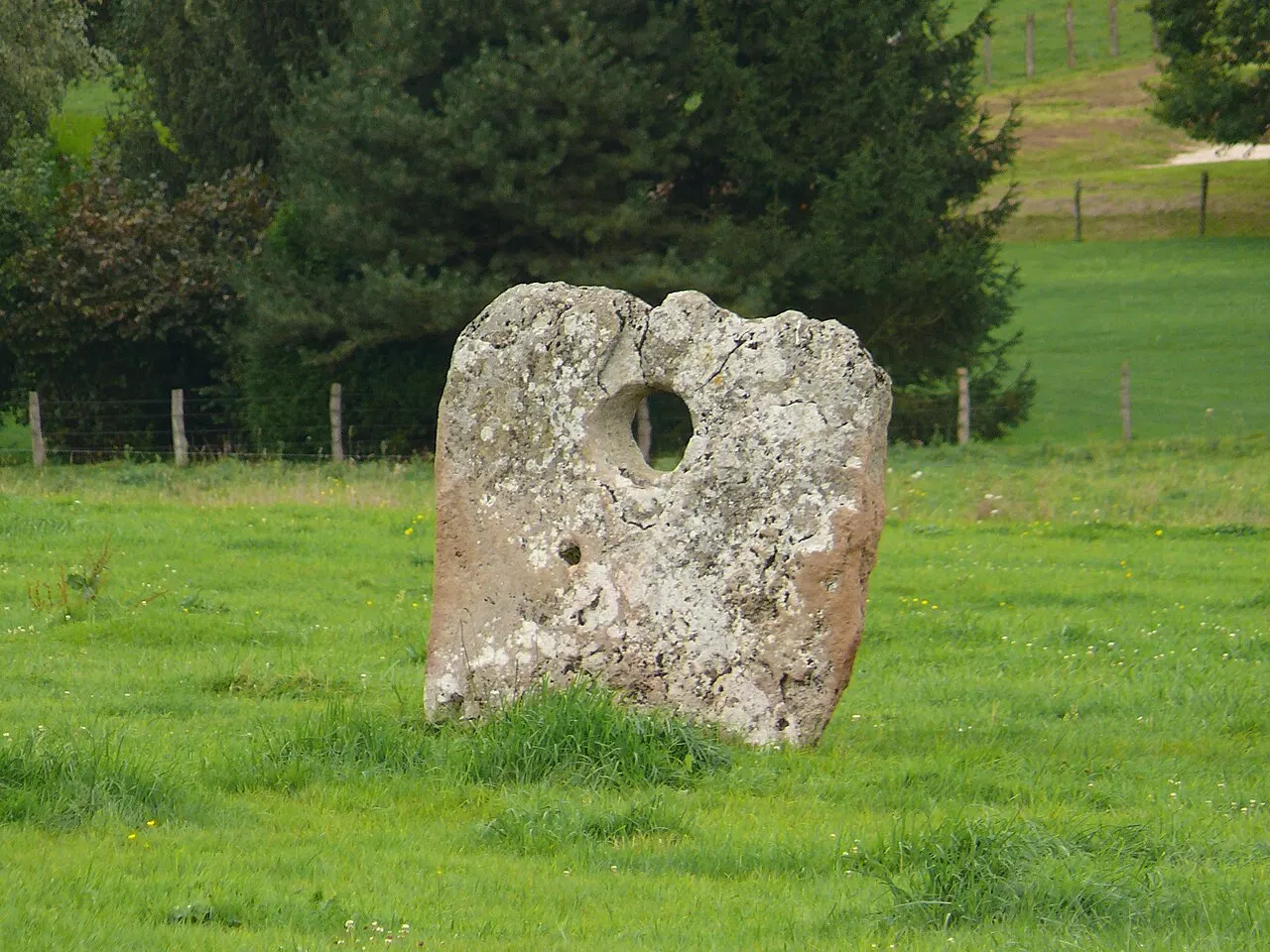 « Pierre percée », restes d'un dolmen sur la commune d'Aroz (Haute-Saône, France)