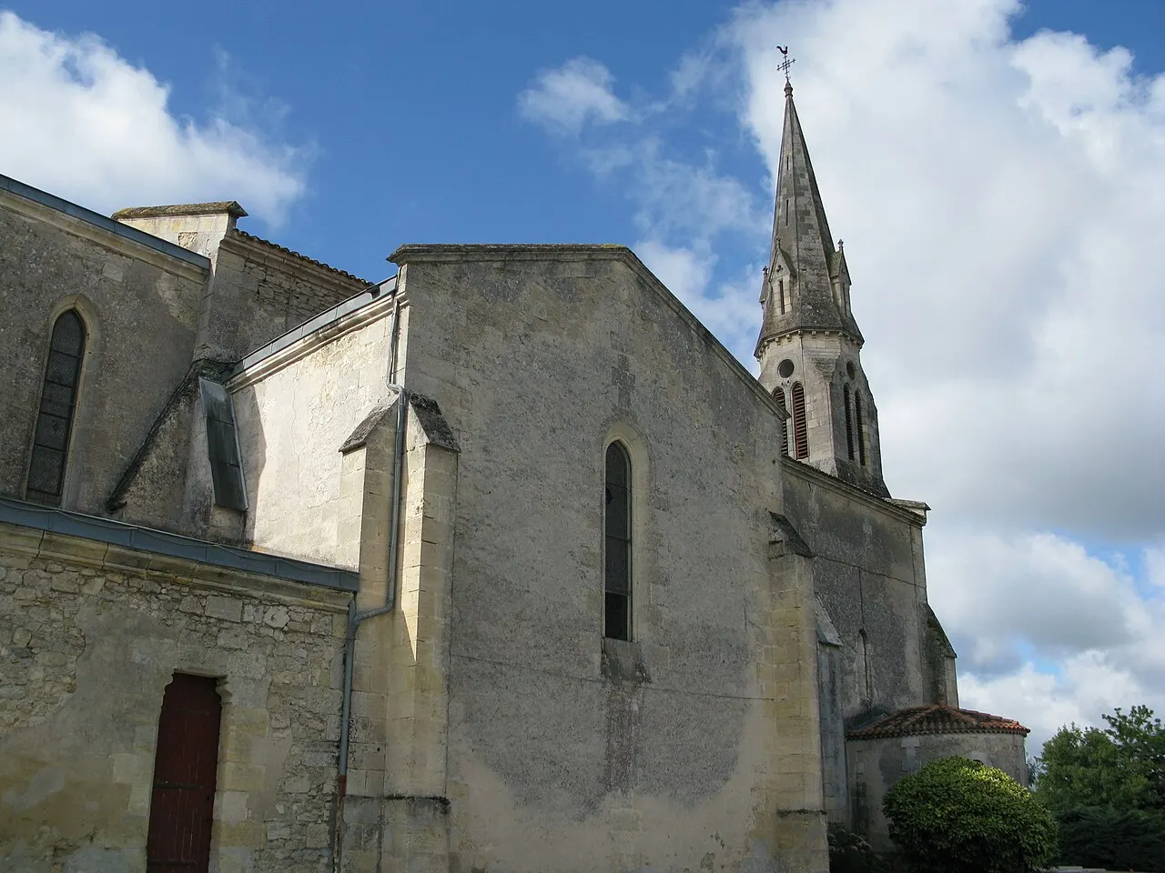 Flanc nord de l'église Saint-Martin d'Arsac (33).