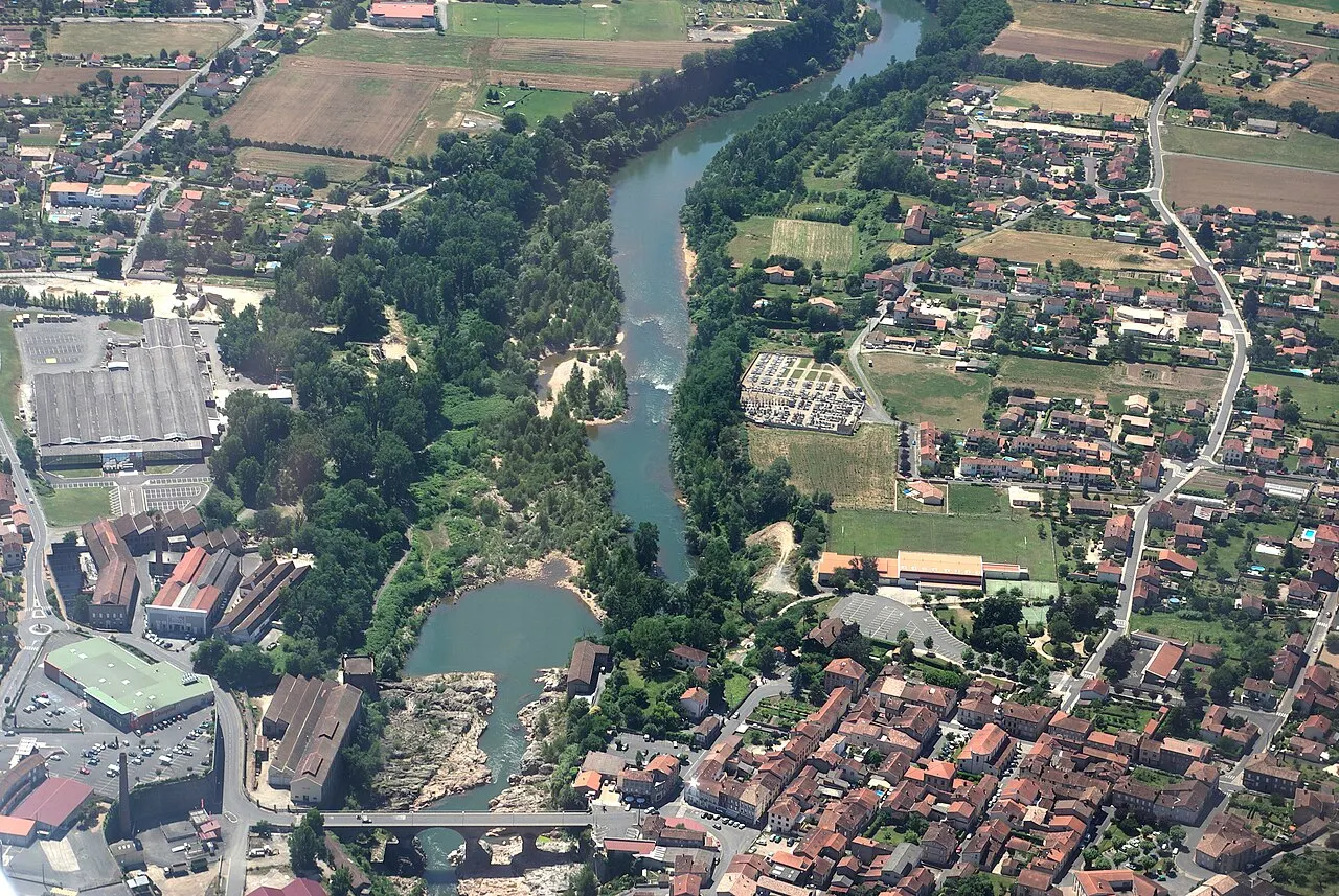Vue aérienne du Tarn passant à Arthès.