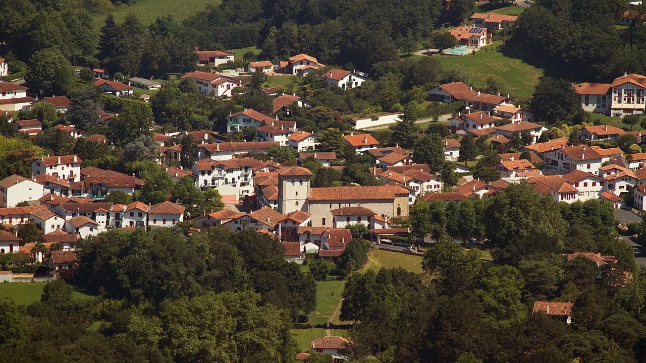 Le village d'Ascain, vu du sommet de la Rhune.