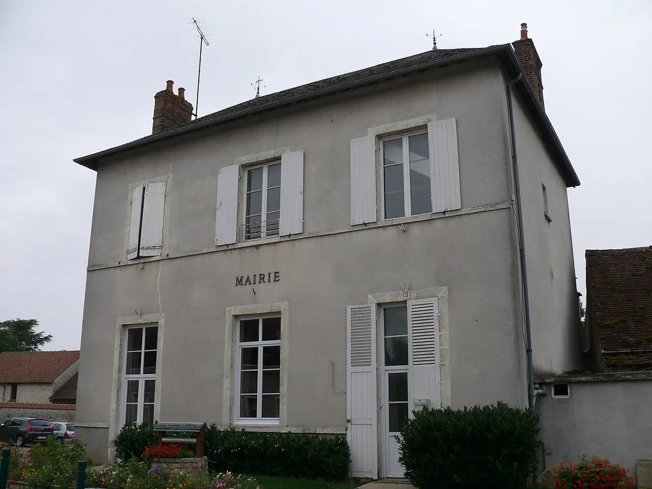 La mairie d'Ascoux (Loiret, Centre-Val de Loire, France).