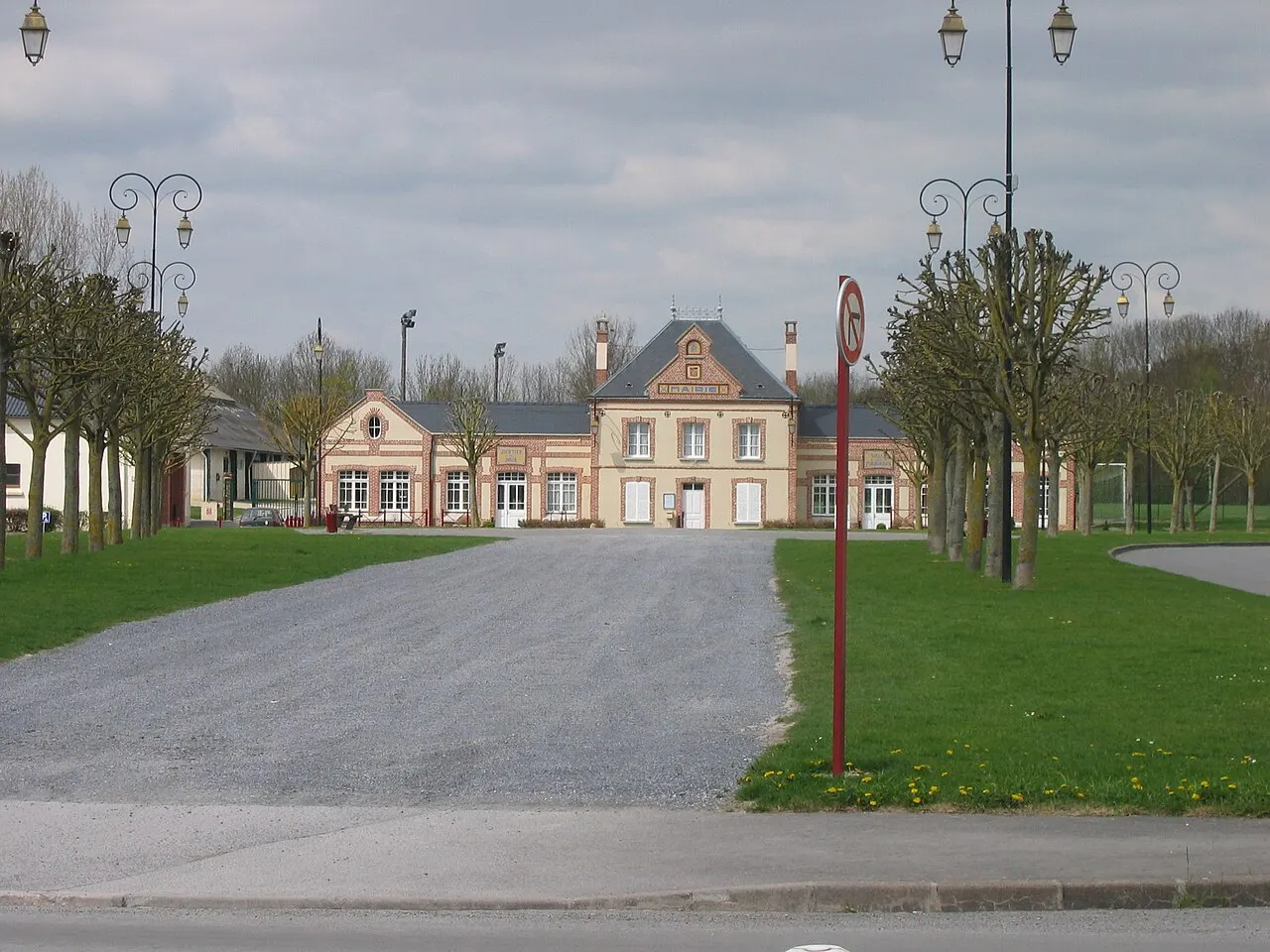 Mairie et place d'Asfeld Ardennes France