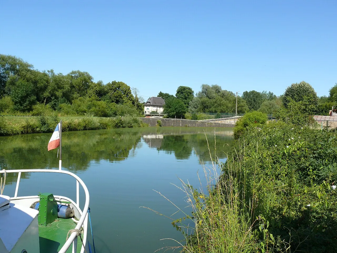 Canal des Ardennes à Attigny (dept. Ardennes, région: Champagne-Ardenne).