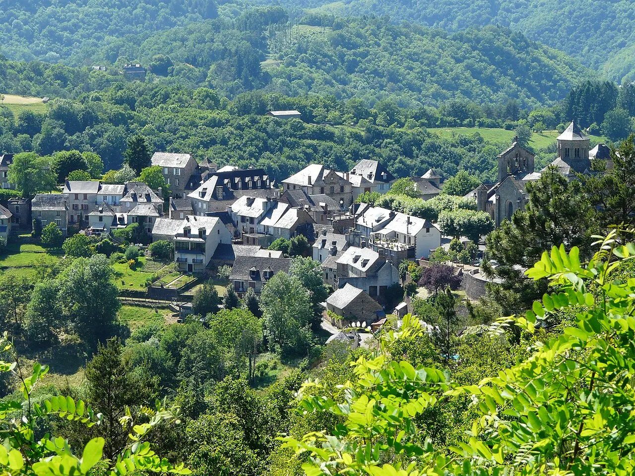 Le bourg d'Aubazine vu depuis le sud-sud-est, Corrèze, France