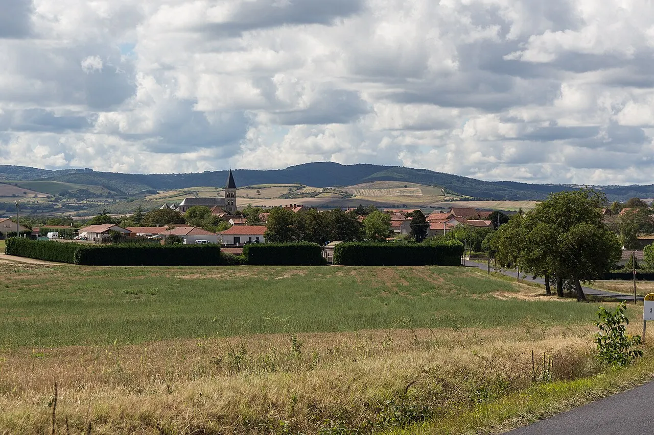 Vue d'ensemble du village d'Aubiat depuis la D22.