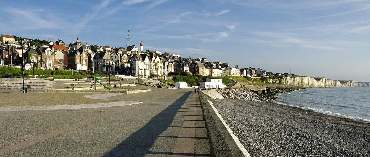 La ville d'Ault vue de la plage.