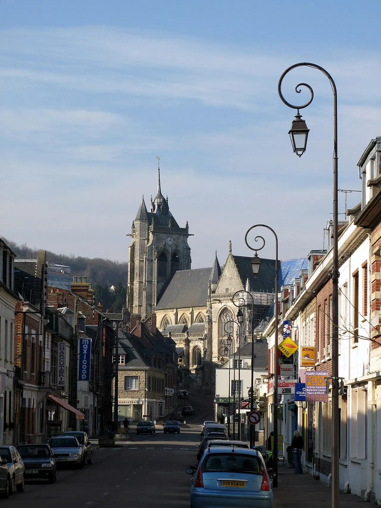 Aumale (Seine-Maritime, France) - Accès vers le centre-ville, en arrivant de Poix-de-Picardie, avec vue sur l'église Saint-Pierre et…