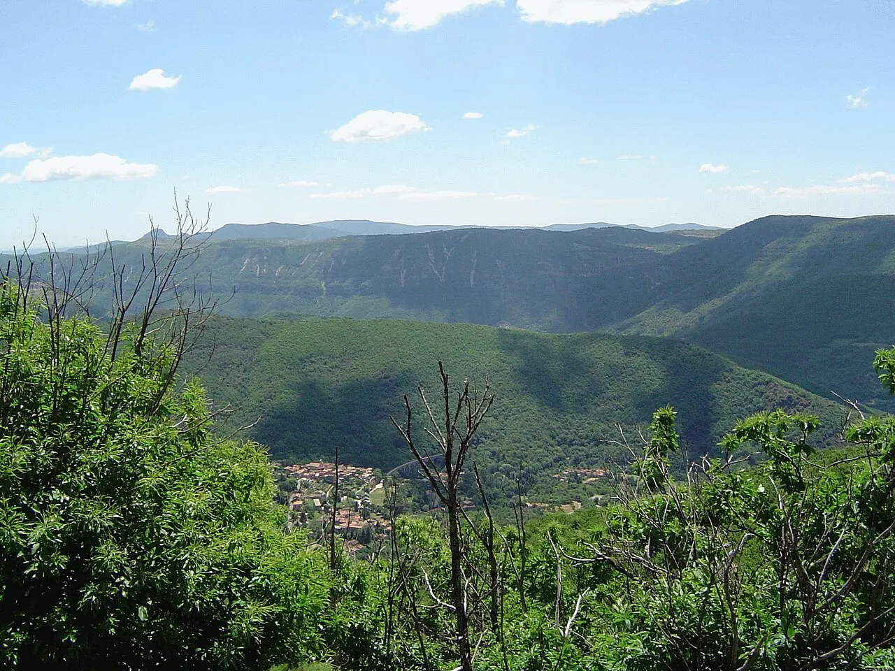 Vue sur le village français de fr:Aumessas dans le fr:Gard 2005. Cevenol2