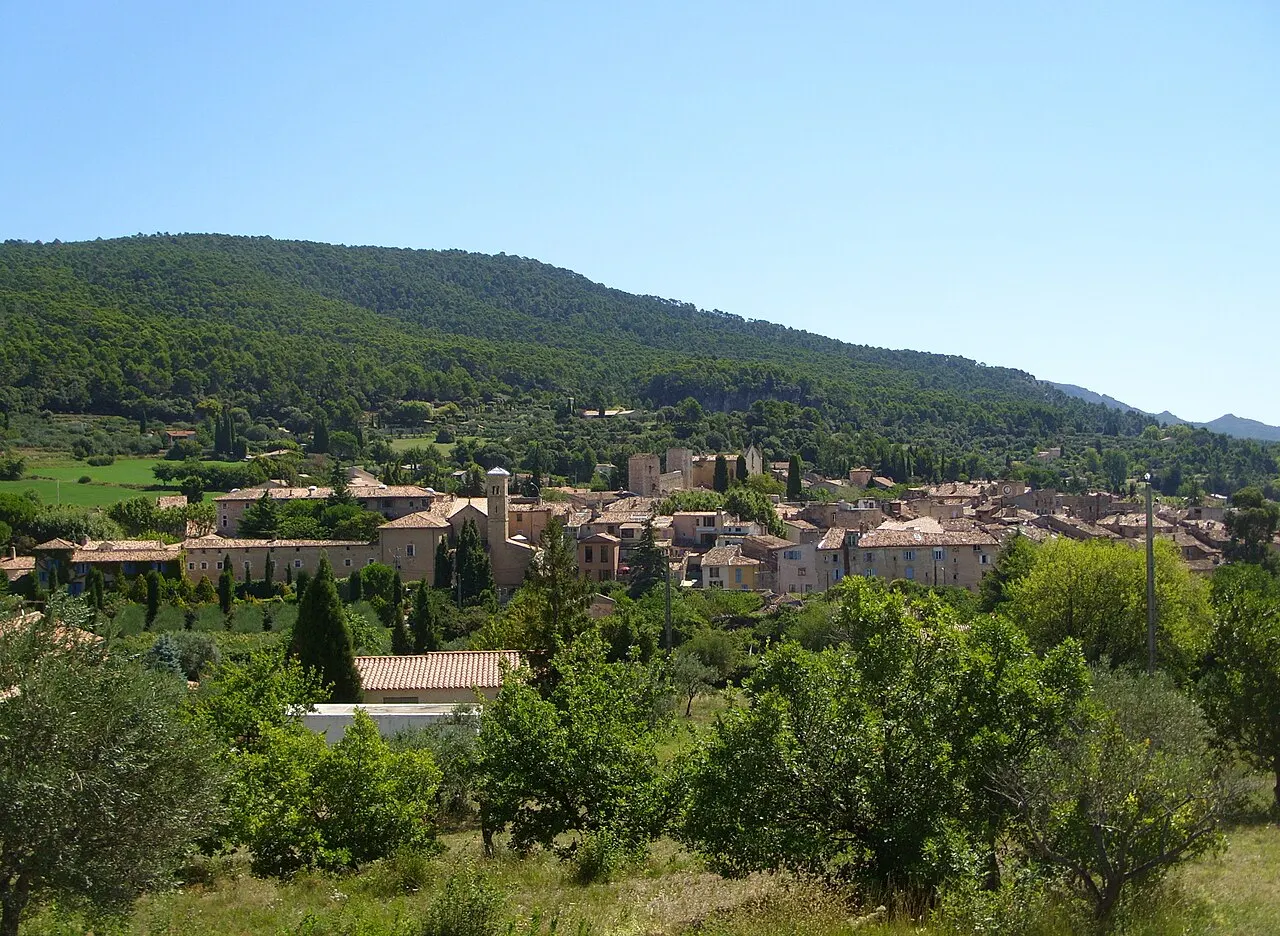 Vue du village d'Aups depuis le chemin Ste Catherine.
