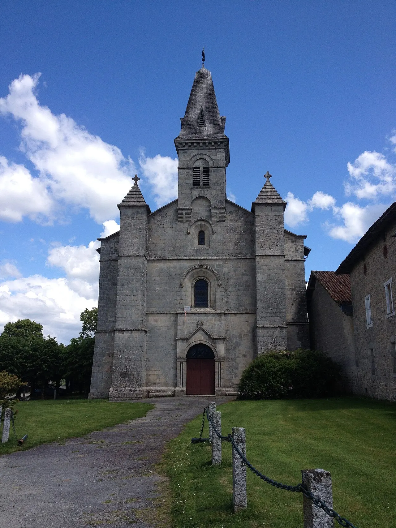 L'église Saint-Gaucher, dans le bourg d'Aureil vue de face.