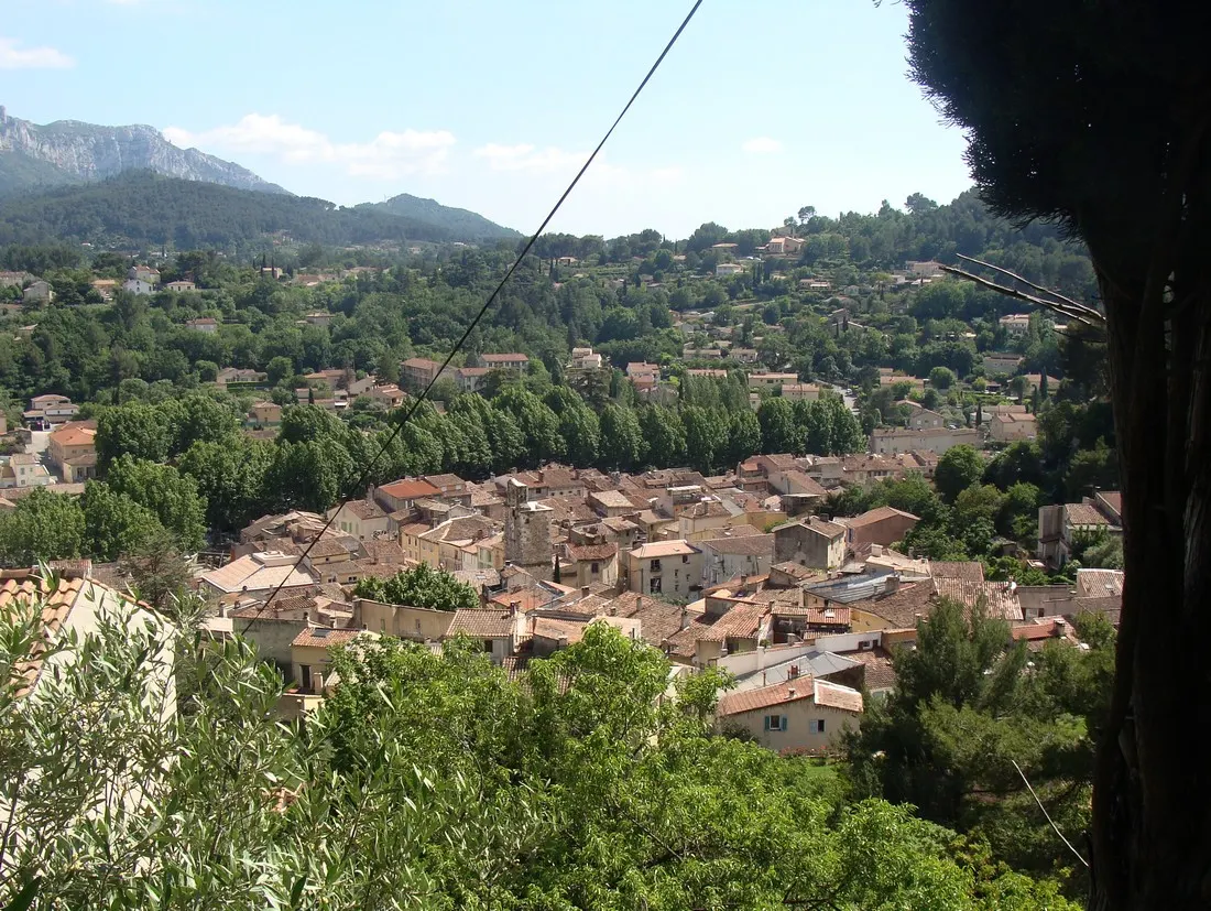 Auriol et son environnement proche vus de la colline Sainte-Croix.