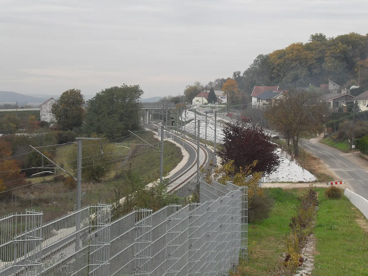 Ligne de chemin de fer reliant la gare de Besançon-Viotte à la gare de Besançon Franche-Comté TGV, au niveau de la commune d'Auxon-Dessus.