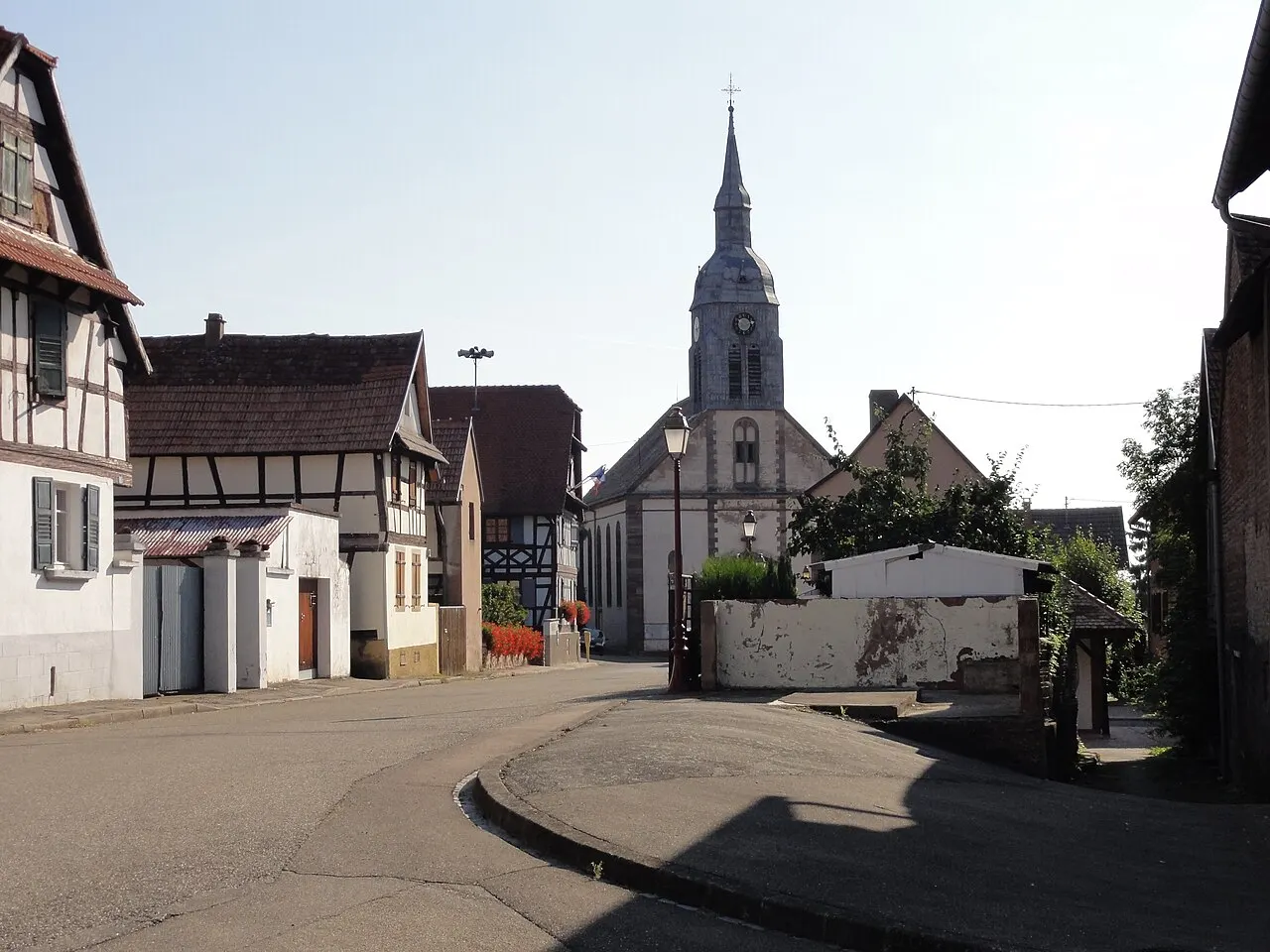 Alsace, Bas-Rhin, Avenheim, Rue du Village et église St-Ulrich
