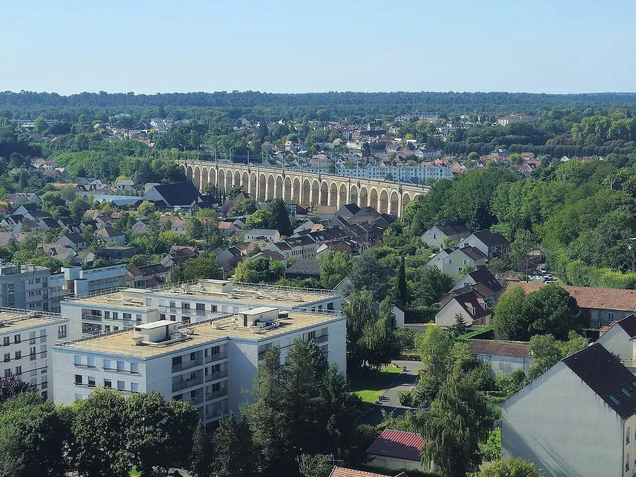 Vue générale d'Avon (Seine-et-Marne) centrée sur la partie est du viaduc de Changis, depuis le dernier étage de la tour Beau-Site.