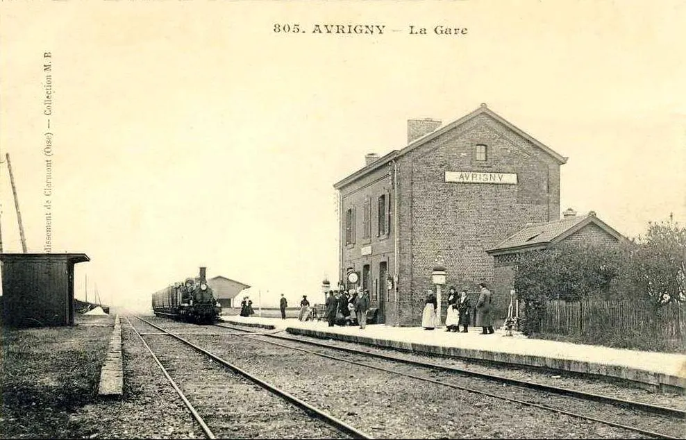 Train de voyageurs arrivant en gare.