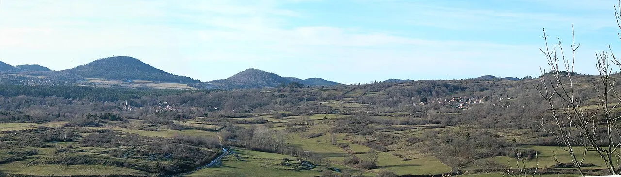 Les villages de Rouillat-Bas (à gauche) et de Rouillat-Haut (à droite) avec la Chaîne des Puys en arrière plan (Commune d'Aydat…