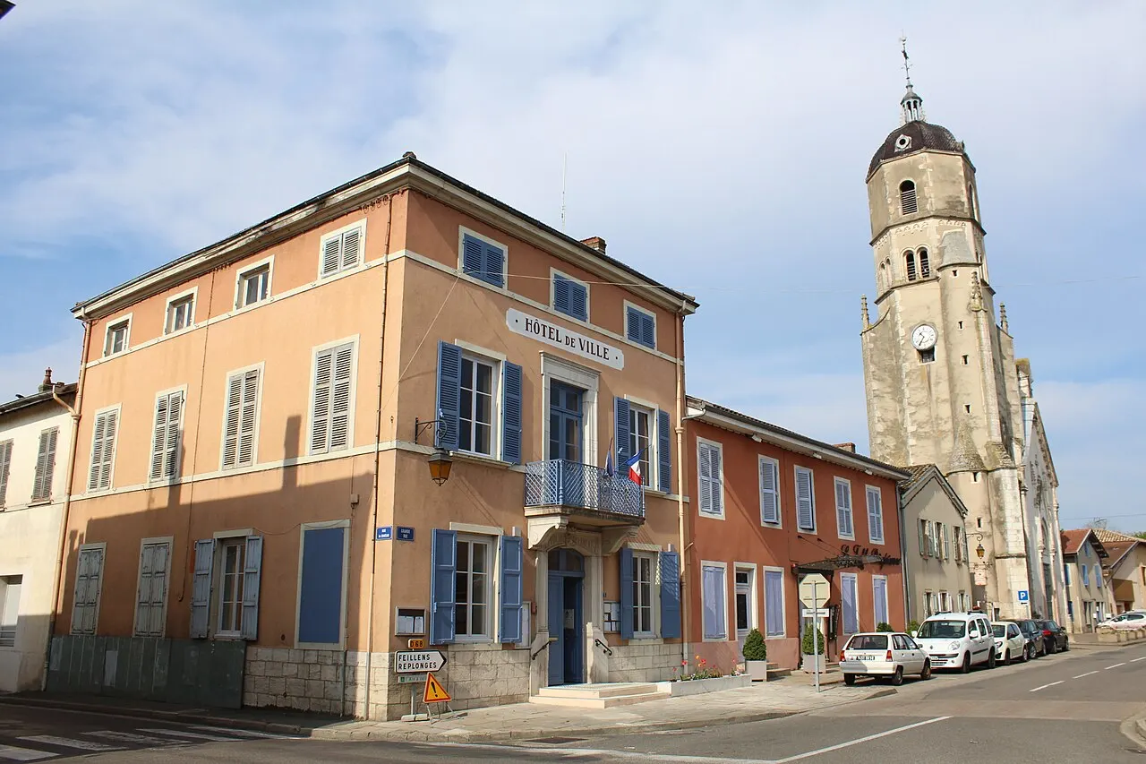 Hôtel de ville et Église Notre-Dame-de-l'Assomption, Bâgé-le-Châtel.