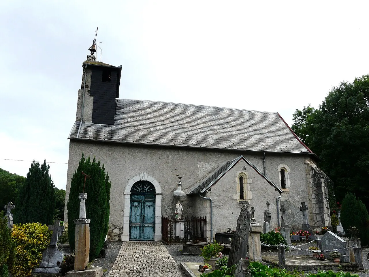 Le côté sud de l'église Saint-Hilaire de Bagiry, Haute-Garonne, France.