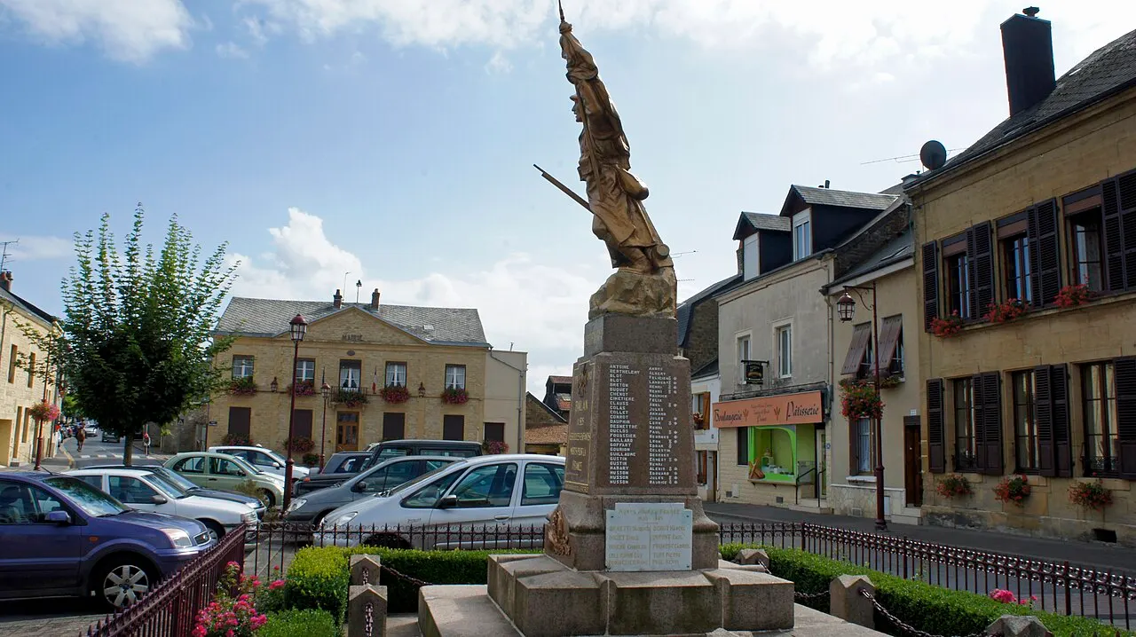 Vue de la Mairie qui habrite la Poste et du monument aux morts.