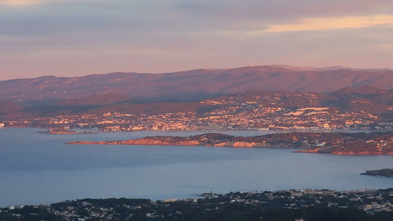 Lever de soleil sur Bandol depuis la chapelle Notre-Dame-du-Mai, Six-Fours-les-Plages, Var, France