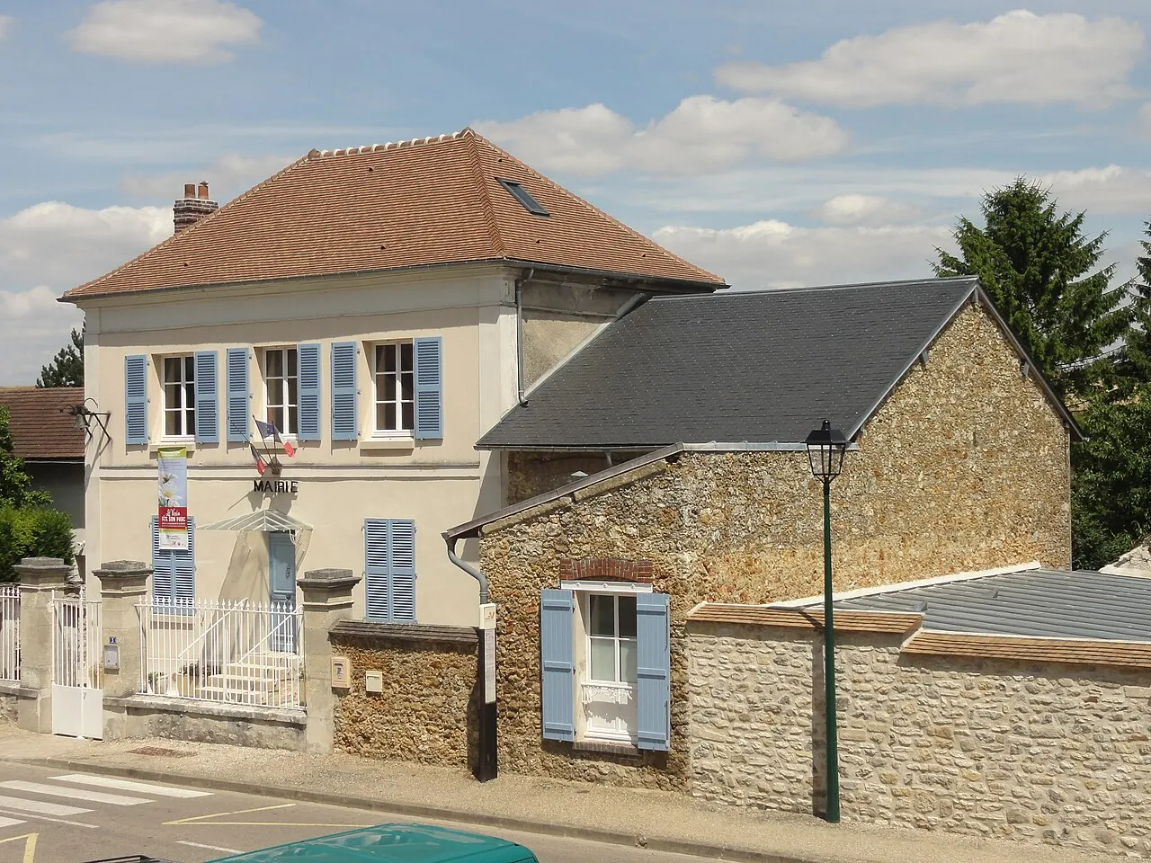 La mairie, rue de la Mairie.