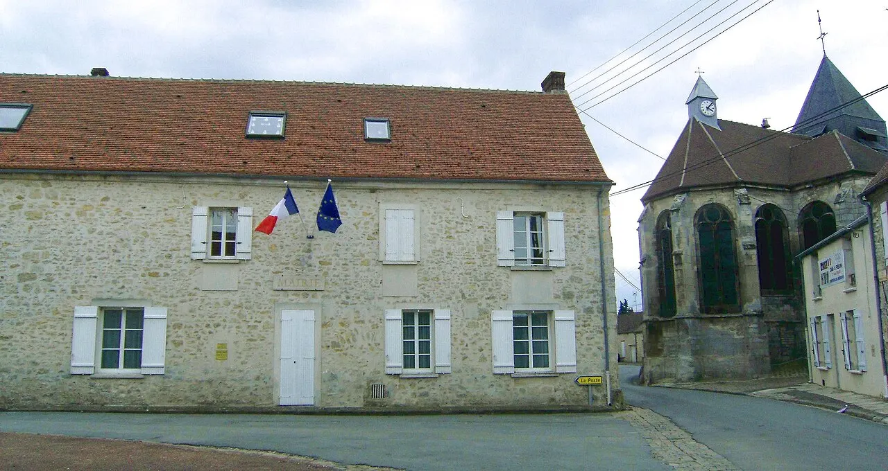 Mairie de Barbery (60 - Oise) et vue partielle de l'arrière de l'église de Barbery.