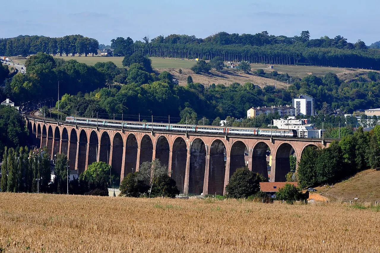 Le viaduc de Barentin sur l'Austreberthe, la gare est au fond à gauche.