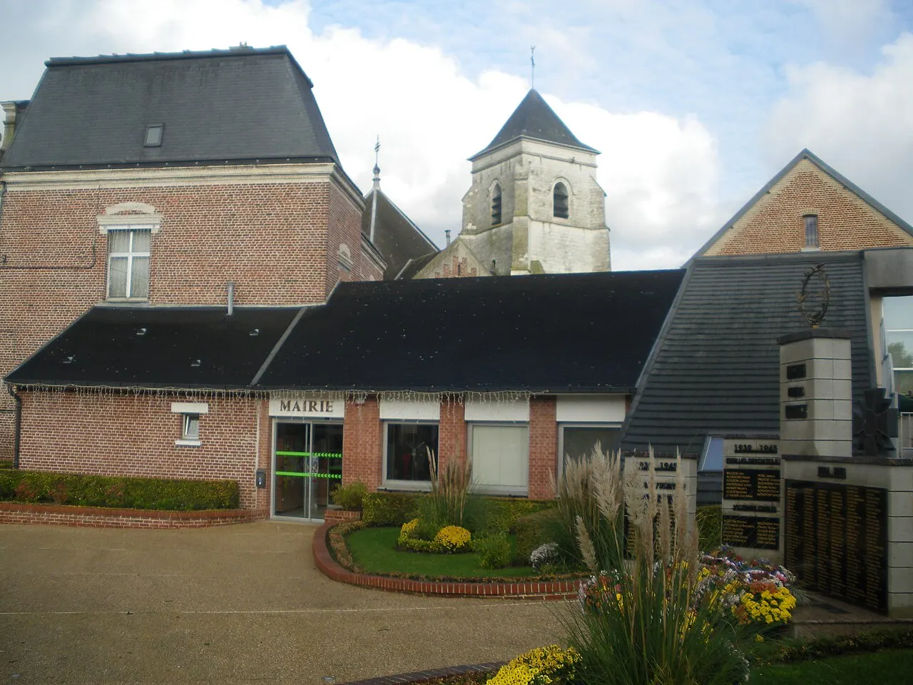 Vue du centre de Barlin : au premier plan la mairie, au second l'église, à droite le monument aux morts.