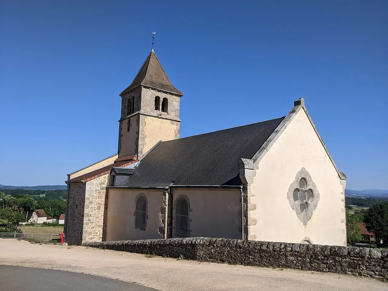 Vue de l'église Saint-Nizier de Baron (Saône-et-Loire, France), depuis le nord.